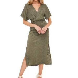 All in Favor Phoebe V-Neck
Midi Dress